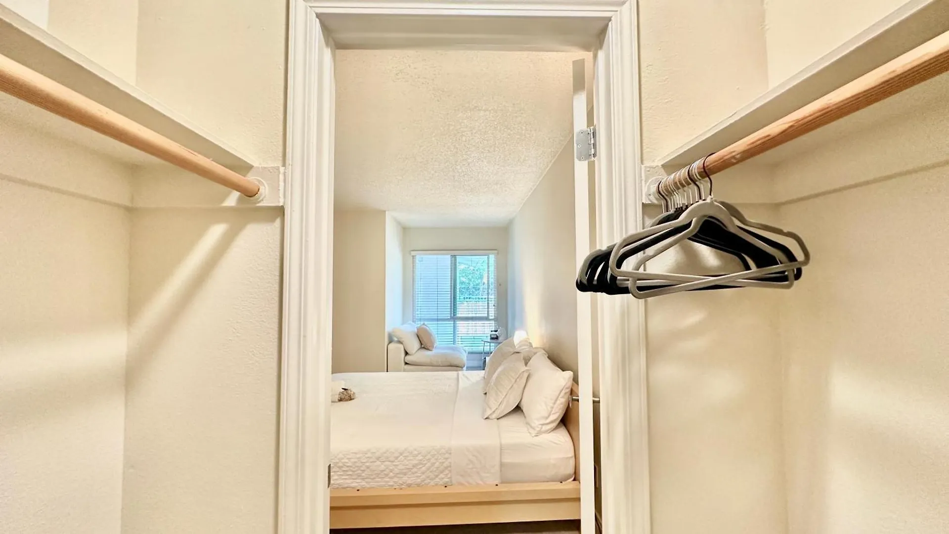 Oceanside Serenity,Master Bedroom With Private Bathroom With Free Parking In Mdr Los Angeles